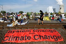 Več tisoč podnebnih protestnikov že drugi dan nad rudnik Garzweiler