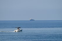 Ladja Sea Watch z migranti ostaja na morju