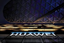 Trump: Ameriška podjetja lahko še naprej poslujejo s Huaweijem