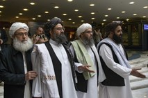 Talibani kljub mirovnim pogovorom sejejo smrt v Afganistanu
