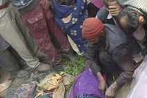 V Kašmirju avtobus zapeljal v prepad, 35 mrtvih