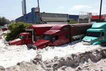 #foto #video Ceste mehiškega mesta sredi vročine pokopala 1,5 metra debela plast toče
