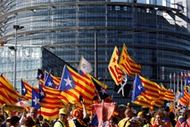 Pred Evropskim parlamentom več tisoč protestnikov v podporo trem katalonskim evroposlancem