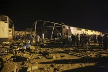 Letalski napad sejal smrt v zbirnem centru pri Tripoliju