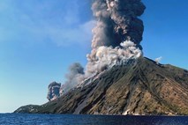 #video Močan izbruh vulkana Stromboli, za zdaj ena žrtev