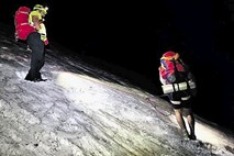 #foto Kamniški gorski reševalci celo noč reševali Francoze, ki so obtičali pod vrhom gore