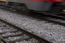Na avstrijskem Koroškem v vagonu tovornega vlaka odkrili 11 migrantov