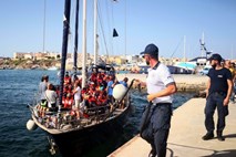 Ladja Alex v pristanišču na Lampedusi, Salvini ne dovoli izkrcanja