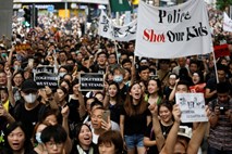 #foto Protestniki v Hongkongu zasedli pomembno železniško postajo