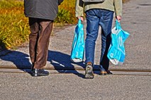 Trgovina v boj proti plastiki z vrečkami z napisi, ob katerih je ljudem nerodno
