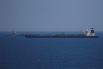 Posadka zaseženega iranskega tankerja izpuščena brez obtožbe