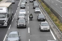 Cestni alarm: na cestah povečan promet, na mejnih prehodih že zastoji