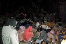 Močan potres v Indoneziji zahteval smrtno žrtev, več sto ljudi evakuirali