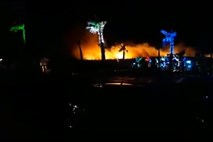 #video Med festivalom v Zrćah izbruhnil hud požar, evakuiranih 10 tisoč ljudi