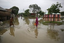 Monsunsko deževje na jugu Azije zahtevalo več kot 200 smrtnih žrtev