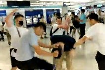 #video V Hongkongu skupine moških huje preteple demonstrante