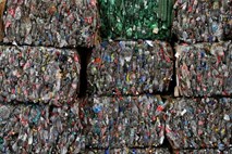 Kitajci in Japonci v mukotrpen boj za okolje, odpadke razstavljajo in perejo