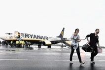 Ryanair v četrtletju s krepko nižjim dobičkom