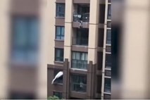 #video Triletni deček preživel padec s šestega nadstropja