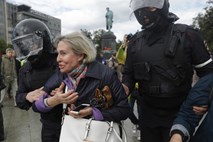 Na protestih v Moskvi aretirali več sto ljudi
