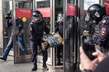 Po nasilju na protestih v Moskvi vse več kritik na račun policije