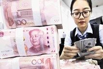 Nihanje juana sprožilo ugibanje, ali bodo ZDA in Kitajska po trgovinski zapadle še v valutno vojno