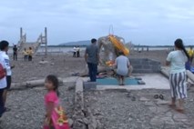 #video Zaradi suše je pred 20 leti potopljeni budistični tempelj zopet na suhem
