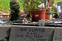 Z groba Iana Curtisa ponovno ukradli kamnito ploščo