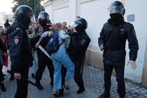 #video Med protestom v Moskvi policist udaril žensko v trebuh