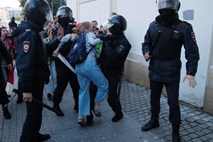 Kremelj stopil v bran ravnanju policije ob protestih v Moskvi