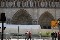 Zaradi čiščenja ostankov svinca v Parizu zaprli ulice okoli Notre-Dame