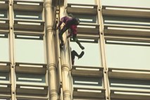 #video »Francoski spiderman« na stolpnico v Hongkongu splezal z zastavo miru