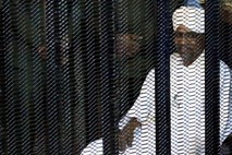 V Sudanu začeli soditi odstavljenemu predsedniku Baširju