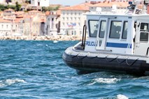 Vinjeni Ljubljančan na morju bežal pred policisti in nato razgrajal na mejnem prehodu