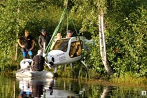 Pipistrelovo električno letalo zasilno pristalo na jezeru