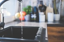 Mikroplastika v pitni vodi predstavlja minimalno tveganje za zdravje