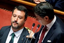 Salvini po sprožitvi vladne krize izgublja podporo