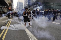 V Hongkongu znova spopadi med protestniki in policijo