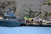 Nemška ladja v Sredozemlju rešila 100 migrantov