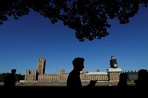 Več kot milijon podpisov pod peticijo proti prekinitvi dela britanskega parlamenta