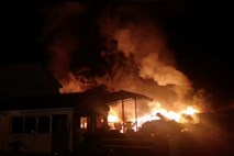 #video Požar na odlagališču v Pulju zavil mesto v dim in smrad