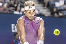 Rafael Nadal blesti na igrišču, a ne povzroča hrupa