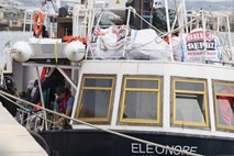 Italija zasegla ladja z okoli 100 migranti na krovu