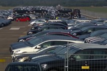 #video Na vojaškem letališču parkiranih 9.000 novih mercedesov