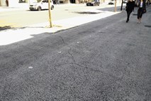 Prenovljene ulice: grob asfalt, vlakna v betonu