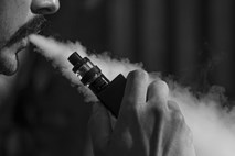 Ameriški strokovnjaki povezali elektronske cigarete s pljučnimi obolenji