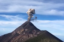 #video S sosednje gore posnel izbruh vulkana