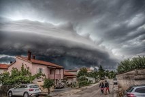#video #foto Nevihta v hrvaški Istri odkrivala strehe in lomila veje