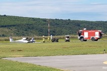 Pipistrelovo letalo v Portorožu pristalo »na trebuhu«