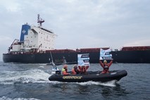 Greenpeace na Poljskem preprečil raztovarjanje premoga
